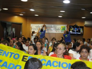 Colando faixa da abraça