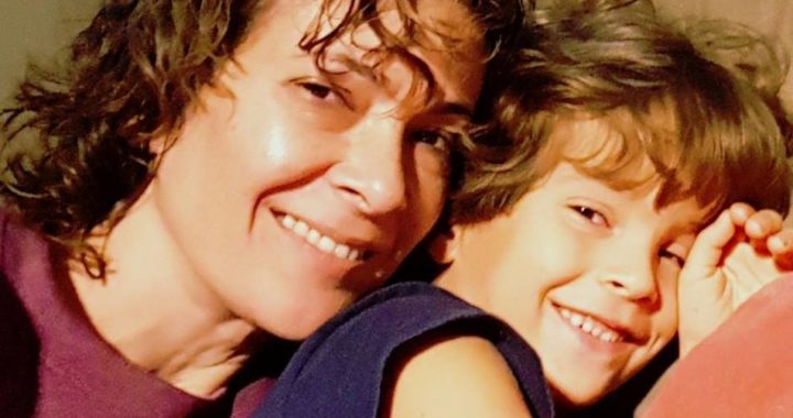 Adriana e Leon sorrindo. Em baixo, o símbolo da neurodiversidade e as palavras "18 de junho - dia do orgulho autista - #orgulhoautista"